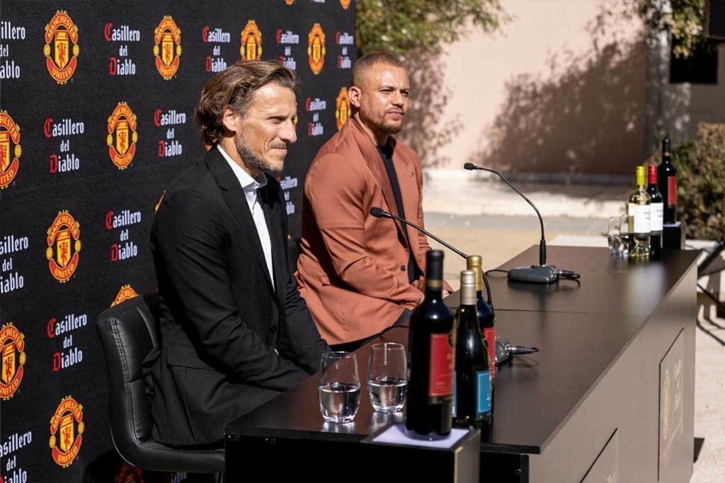 Diego Forlán y Wes Brown en Viña Concha y Toro.