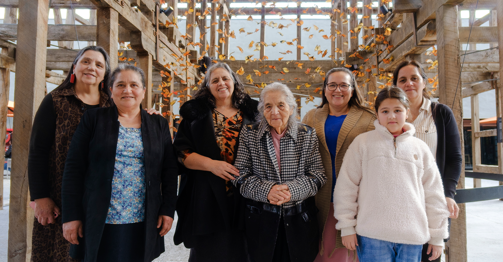 Tejido de patrimonio vivo: Artesanas de Rari dan vida al mariposario del Centro del Vino Concha y Toro