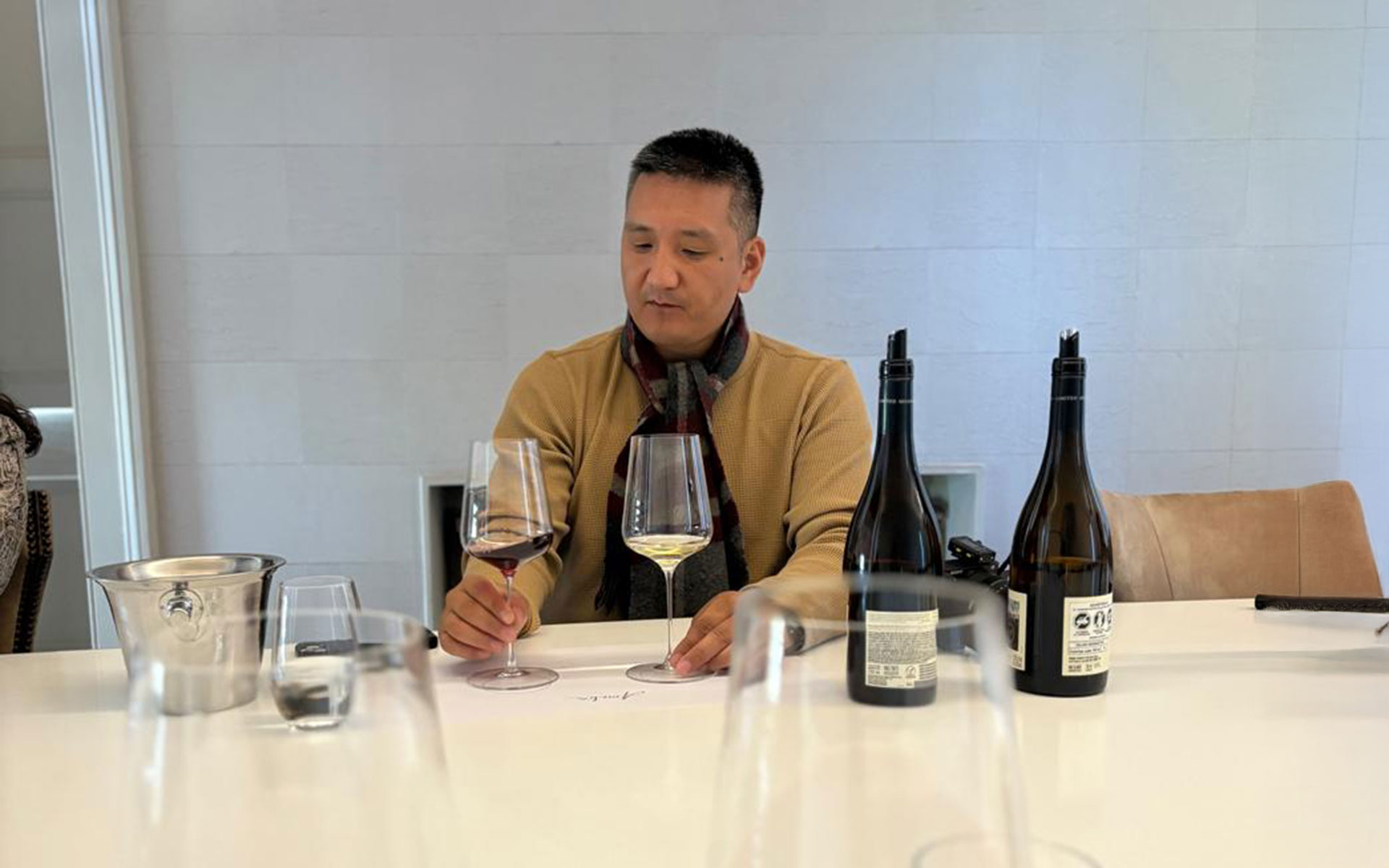 Matthew Horkey degusta los vinos de alta gama de Concha y Toro