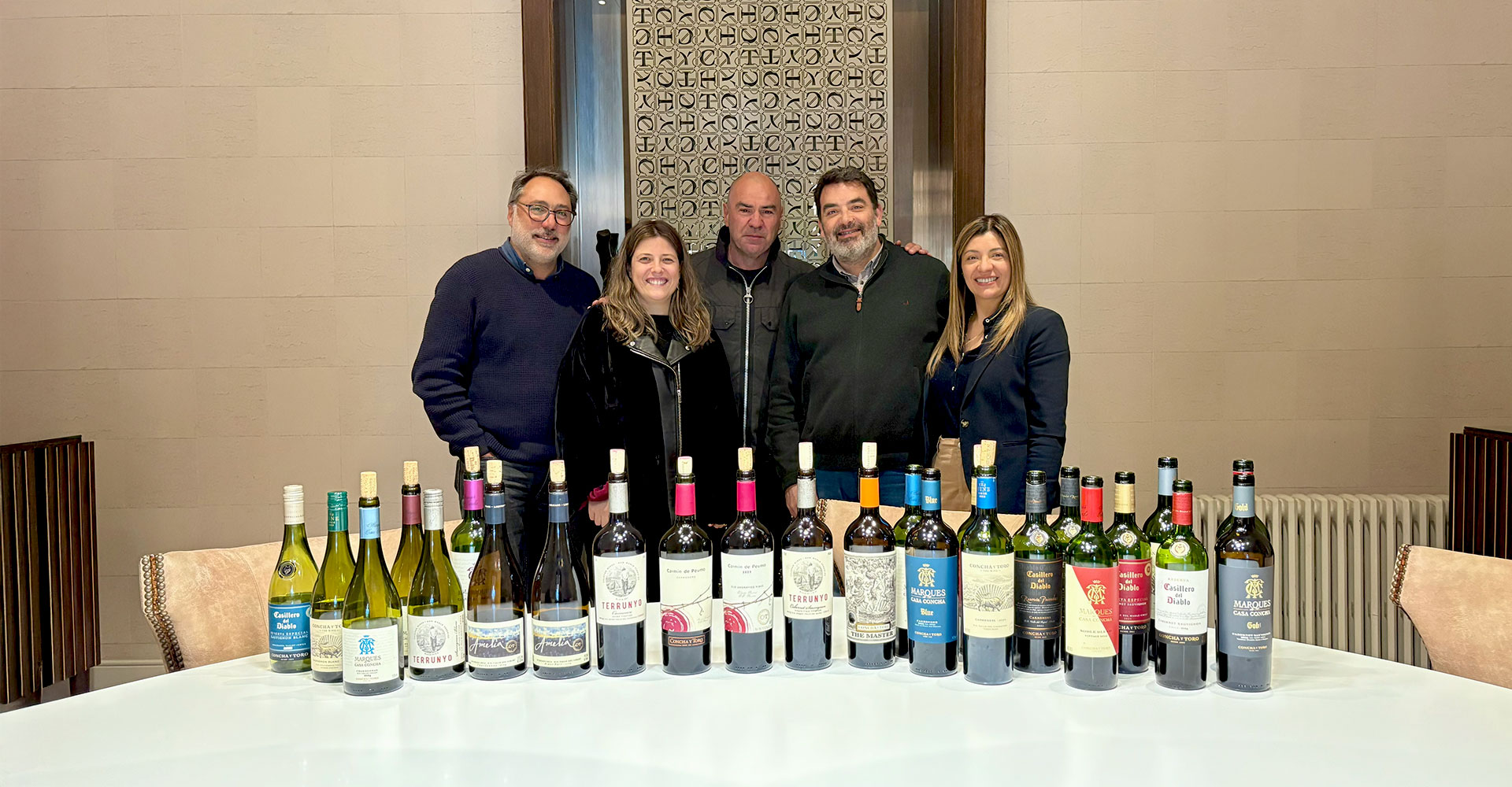 Concha y Toro presenta sus nuevas cosechas al periodista Patricio Tapia